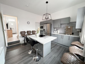 Modern 4 Bed En-suite House in Leeds - Free parking